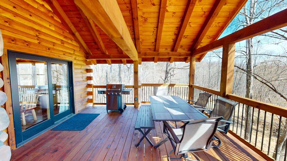 willifeesp-mar26-21 Sun-drenched living area with comfortable sofas and nature views.