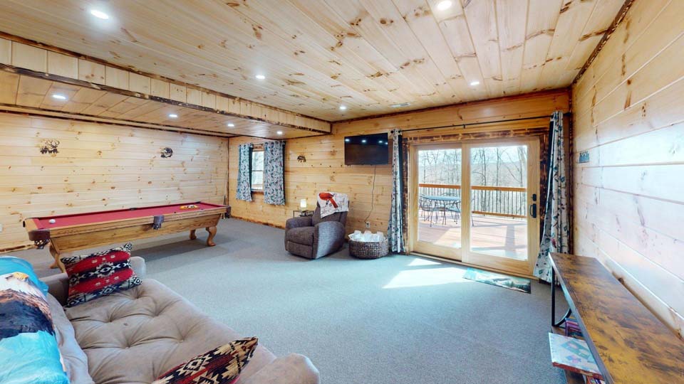 WILDLIFE ESCAPES CABIN Twilight Ridge Cabins signage welcoming guests to a secluded nature retreat.